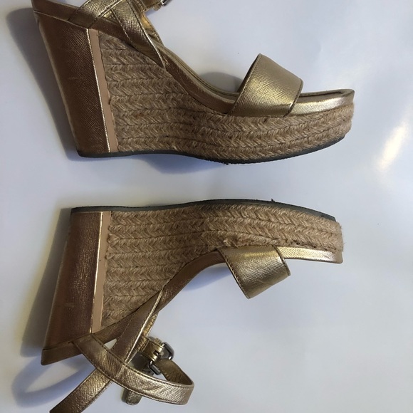 Prada gold heels 9 - Picture 2 of 4